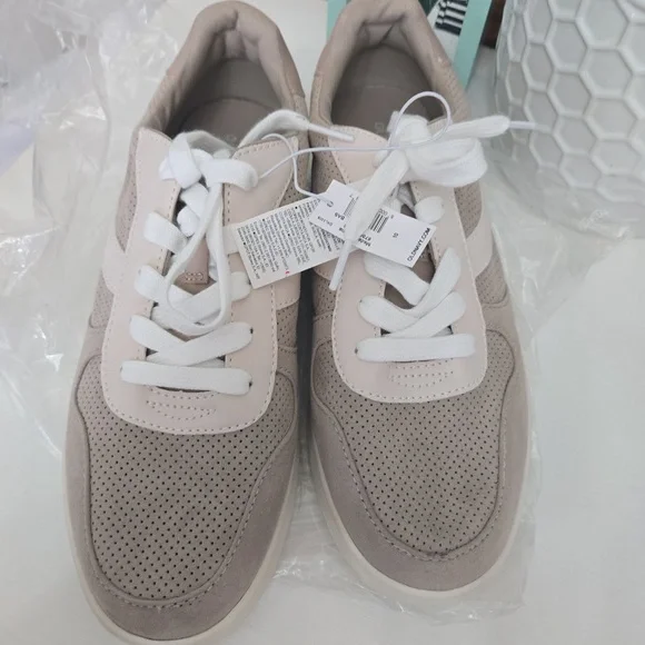 NWT Old Navy Women’s Sneakers Size 10 Neutral Beige Casual Shoes - Picture 6 of 9